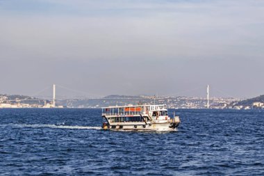 İstanbul, İstanbul. 16 Kasım 2019. Avrupa ve Asya kıtası arasında rüya şehri. İstanbul 'dan şehir manzarası ve deniz manzarası sürat tekneleri ve modern binalarla.