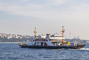 İstanbul, İstanbul. 16 Kasım 2019. Avrupa ve Asya kıtası arasında rüya şehri. İstanbul 'dan deniz manzarası ve feribotu Bosporus' ta..