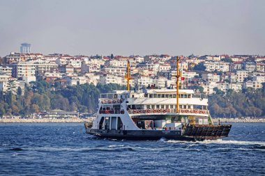 İstanbul, İstanbul. 16 Kasım 2019. Avrupa ve Asya kıtası arasında rüya şehri. İstanbul 'dan deniz manzarası ve feribotu Bosporus' ta..