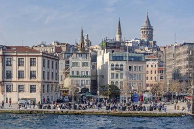 İstanbul, İstanbul. 16 Kasım 2019. Avrupa ve Asya kıtası arasında rüya şehri. Galata kulesi ve Karaköy meydanı olan İstanbul 'dan şehir manzarası ve deniz manzarası..