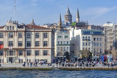 İstanbul, İstanbul. 16 Kasım 2019. Avrupa ve Asya kıtası arasında rüya şehri. Galata kulesi ve Karaköy meydanı olan İstanbul 'dan şehir manzarası ve deniz manzarası..