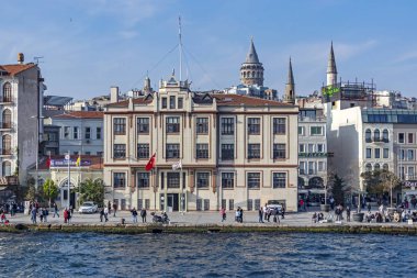 İstanbul, İstanbul. 16 Kasım 2019. Avrupa ve Asya kıtası arasında rüya şehri. Galata kulesi ve Karaköy meydanı olan İstanbul 'dan şehir manzarası ve deniz manzarası..