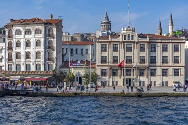 İstanbul, İstanbul. 16 Kasım 2019. Avrupa ve Asya kıtası arasında rüya şehri. Galata kulesi ve Karaköy meydanı olan İstanbul 'dan şehir manzarası ve deniz manzarası..