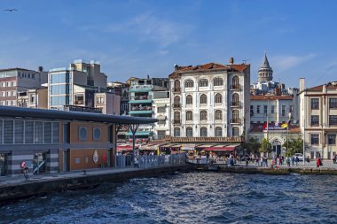 İstanbul, İstanbul. 16 Kasım 2019. Avrupa ve Asya kıtası arasında rüya şehri. Galata kulesi ve Karaköy meydanı olan İstanbul 'dan şehir manzarası ve deniz manzarası..