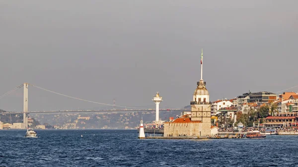 土耳其 伊斯坦布尔 11月16日2019梦想中的城市介于欧洲和亚洲大陆之间 从爱荷华州看城市风景和海景 有少女塔和博斯普鲁斯市的现代建筑 — 图库照片