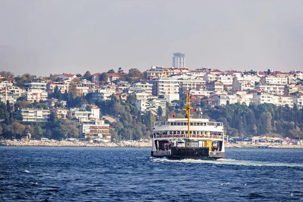 土耳其 伊斯坦布尔 11月16日2019梦想中的城市介于欧洲和亚洲大陆之间 在博斯普鲁斯港与渡船从伊斯坦布尔出发的城市景观和海景 — 图库照片