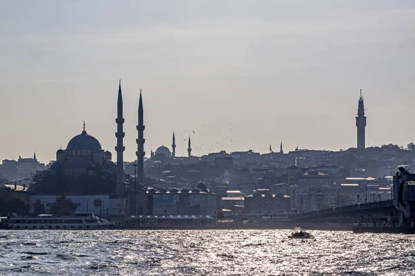 İstanbul, İstanbul. 16 Kasım 2019. Avrupa ve Asya kıtası arasında rüya şehri. İstanbul 'un şehir manzarası ve deniz manzarası. Camileri ve Eminonu ilçesindeki eski bir şehir..