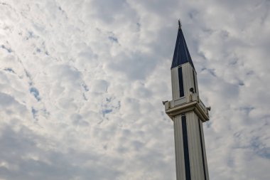 Yenibosna, İstanbul, Hindi-Haziran 20.2019. İstanbul 'un cobancesme ilçesindeki Adnan Toros camii minarelerinin dış görünüşü..