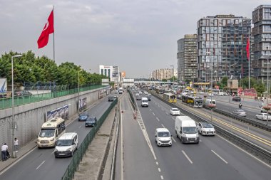 Yenibosna, İstanbul, Hindi-Haziran 20.2019 Yenibosna ilçesindeki e5 otobanından motorlu araçlara sahip şehir manzarası