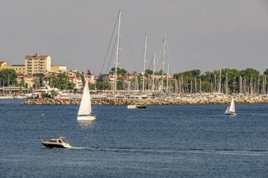 moda, istanbul, hindi- haziran 22, 2019 Marmara deniz manzarası ve deniz manzarası İstanbul 'un moda bölgesinden tekne ve yelkenli tekneli..