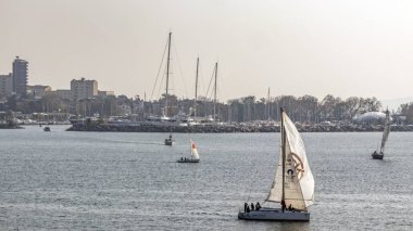moda, istanbul, hindi- haziran 22, 2019 Marmara deniz manzarası ve deniz manzarası İstanbul 'un moda bölgesinden tekne ve yelkenli tekneli..