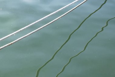 Tekne ipleri ve gölgeler denizde