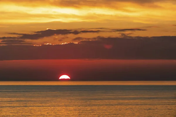 Auringonlasku Marmaran Meressä Istanbulissa — kuvapankkivalokuva