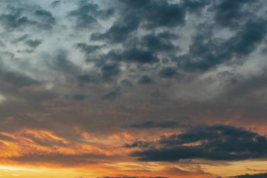 Gün batımında gökyüzü renkleri ve bulutlar