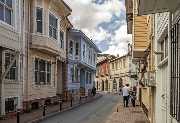 2019年8月18日トルコ イスタンブールヨーロッパとアジア大陸の間の夢の都市 カディルガ地区の古い歴史的建造物が立ち並ぶイスタンブールの街並 — ストック写真