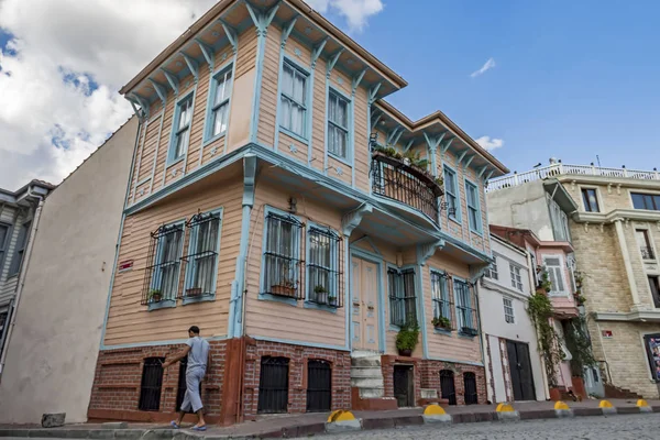 欧洲和亚洲大陆之间的梦想城市 伊斯坦布尔 8月18日2019 卡迪尔县旧楼和历史建筑的城市景观与城市景观 — 图库照片