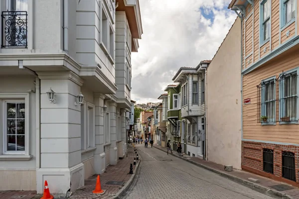 2019年8月18日トルコ イスタンブールヨーロッパとアジア大陸の間の夢の都市 カディルガ地区の古い歴史的建造物が立ち並ぶイスタンブールの街並 — ストック写真