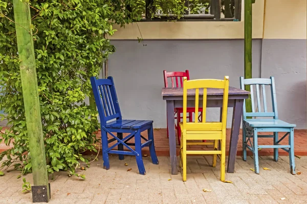 Pergola 'da masa ve renkli sandalyeler