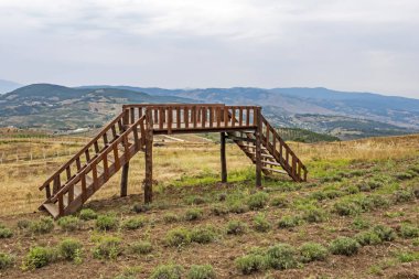 Fulacik, izmit, hindi-14 Temmuz 2019 orman dede lavanta parkı, bahçede sergilenen sanat eserleri, fulacik 'te iznik manzarası, izmit