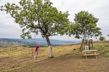 Fulacik, izmit, hindi-14 Temmuz 2019 orman dede lavanta parkı, bahçede sergilenen sanat eserleri, fulacik 'te iznik manzarası, izmit