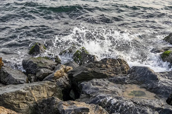 岩石和波浪在海滨 — 图库照片