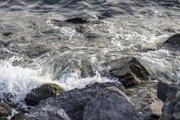 Klippor Och Vågor Vid Havet — Stockfoto