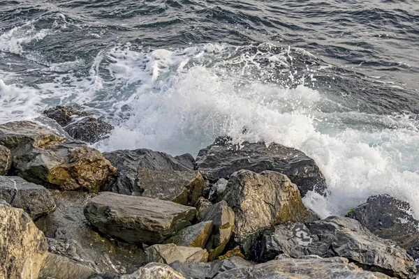 Klippor Och Vågor Vid Havet — Stockfoto