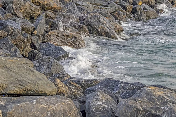 Deniz Kenarında Kayalar Dalgalar — Stok fotoğraf