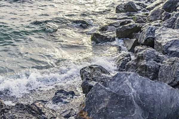 Deniz Kenarında Kayalar Dalgalar — Stok fotoğraf