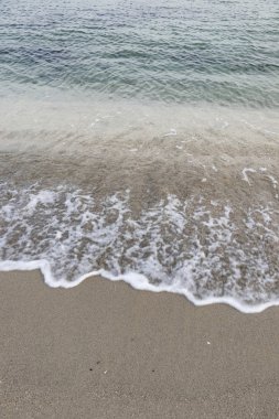 Kumsal ve dalgalar kışın deniz kıyısında