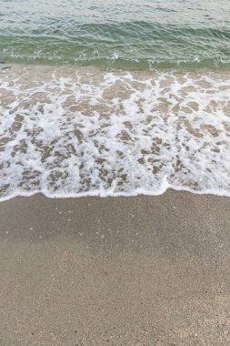 Kumsal ve dalgalar kışın deniz kıyısında