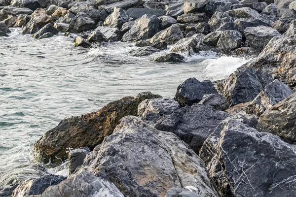 岩石和波浪在海滨 — 图库照片