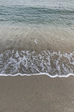 Kumsal ve dalgalar kışın deniz kıyısında