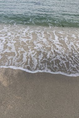 Kumsal ve dalgalar kışın deniz kıyısında