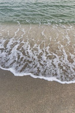 Kumsal ve dalgalar kışın deniz kıyısında