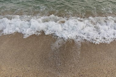 Kumsal ve dalgalar kışın deniz kıyısında