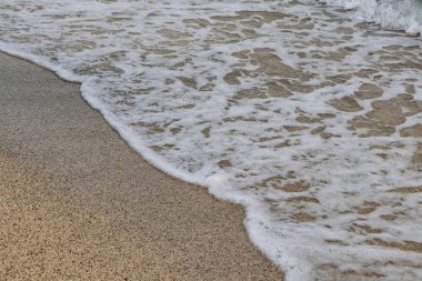 Kumsal ve dalgalar kışın deniz kıyısında