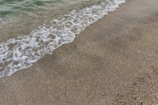 Kumsal ve dalgalar kışın deniz kıyısında