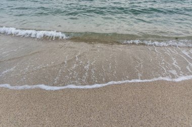 Kumsal ve dalgalar kışın deniz kıyısında