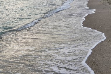 Kumsal ve dalgalar kışın deniz kıyısında