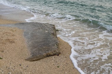 Kumsal ve dalgalar kışın deniz kıyısında