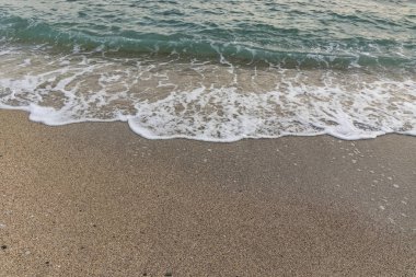 Kumsal ve dalgalar kışın deniz kıyısında