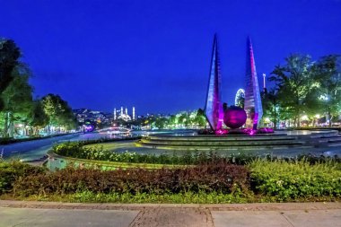 Ankara, Hindi 2019. Ankara 'daki gençlik parkından modern binalar ve camii ile gece görüşü..