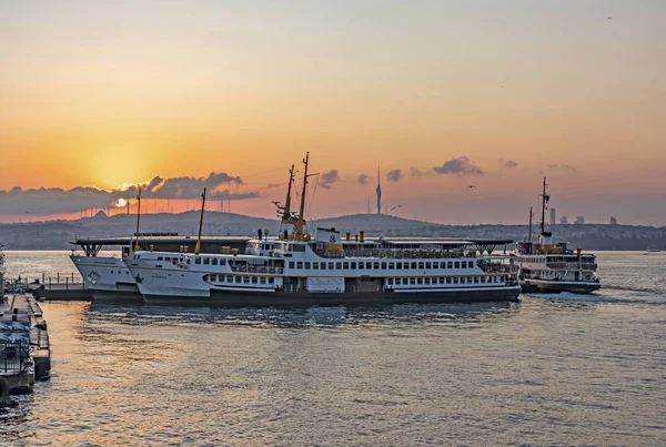 Karakoy Istanbul Pavo 2019 Amanecer Líneas Ciudad Transbordadores Muelle Karakoy —  Fotos de Stock