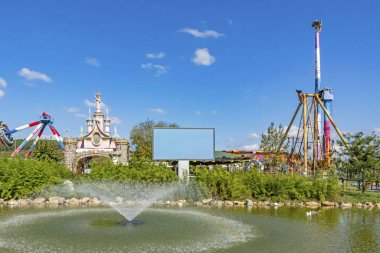 İstanbul, Hindi 2019. İstanbul 'da çocuk ve ziyaretçiler için Viaport alışveriş merkezindeki lunapark manzarası