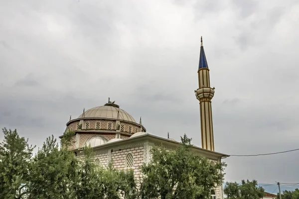イズニク ブルサ トルコ 2019 ミネレトとコウノトリのいる村のモスクからの外からの眺めです — ストック写真