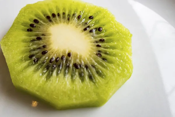 Buah Kiwi Diiris Piring Putih — Stok Foto