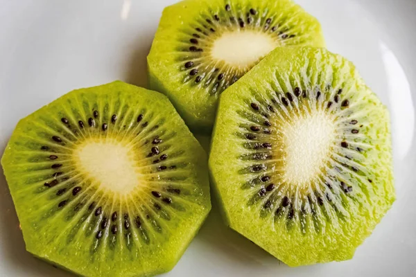 Buah Kiwi Diiris Piring Putih — Stok Foto