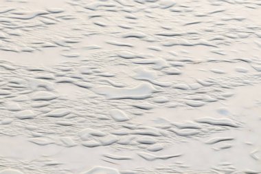 Beyaz arka plan üzerinde yağmur damlaları