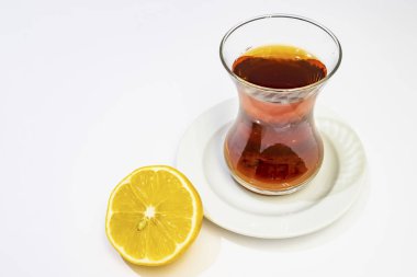 Geleneksel Türk çayı ve yarım limon 